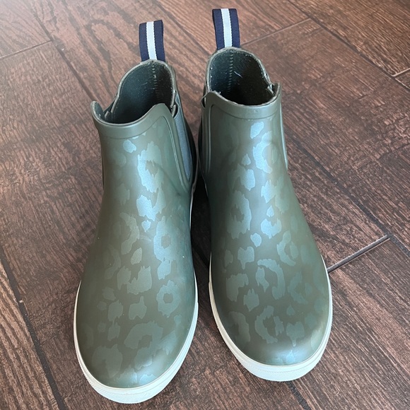Joules green leopard rainwell short rain boot - size 9 - Picture 2 of 7